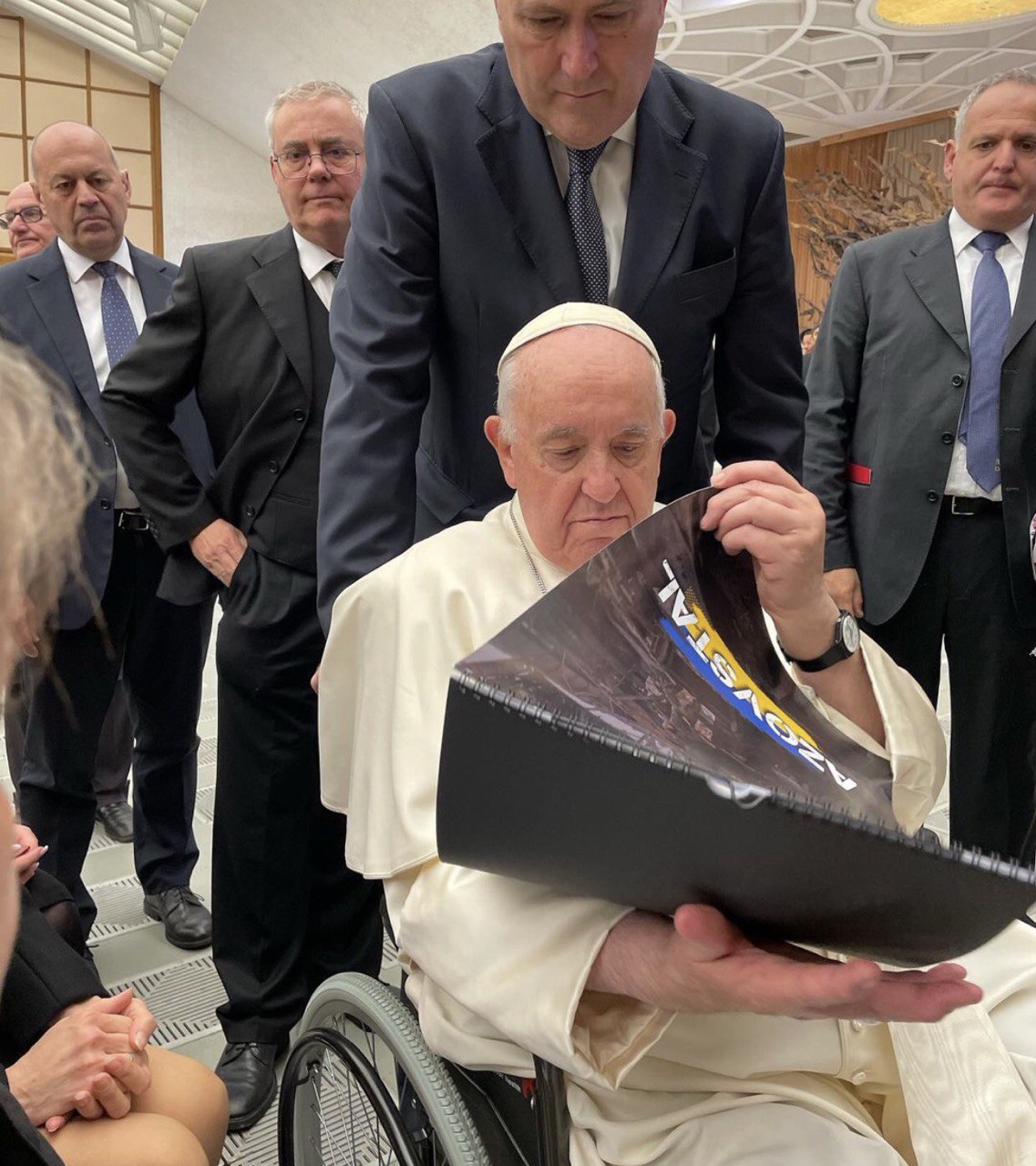 Певица Оксана Муха подарила Папе Римскому необычный подарок: фото встречи